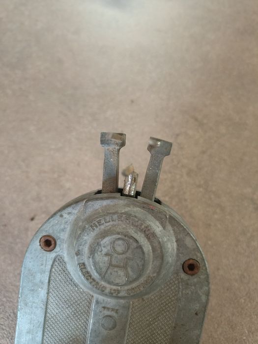 Уред за разтягане на гумени изолатори HELERMAN