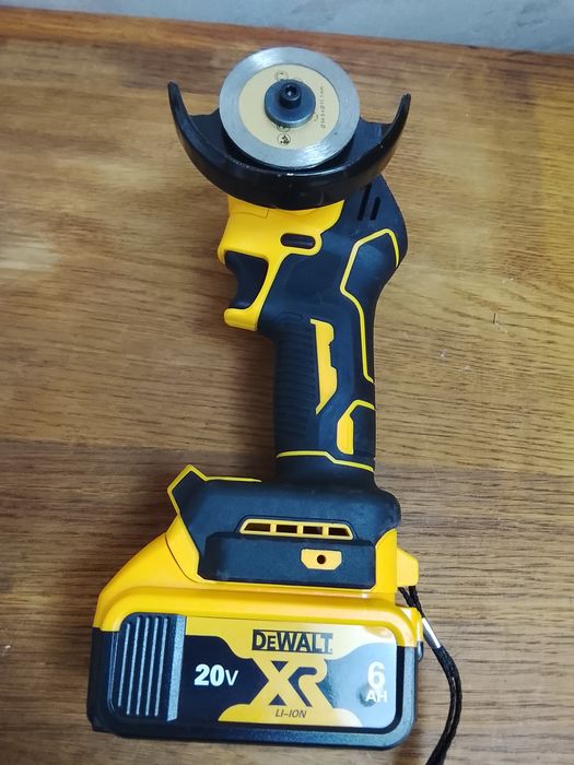 Mini flex DeWalt cu o baterie de 6 A Nou
