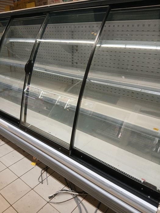 Vând vitrine frigorifice verticale