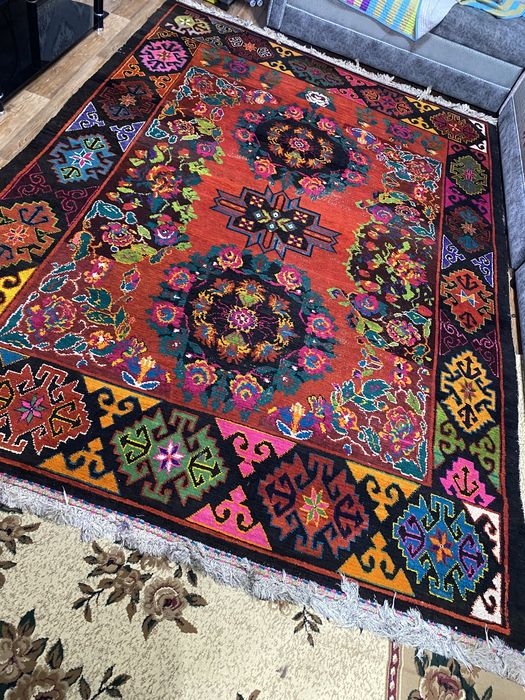 Қолдан тігілген кілем