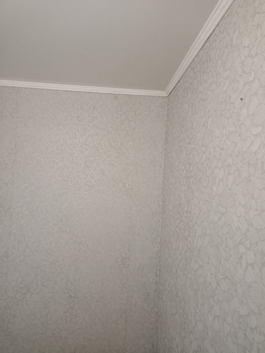 Поклейка обоев  .