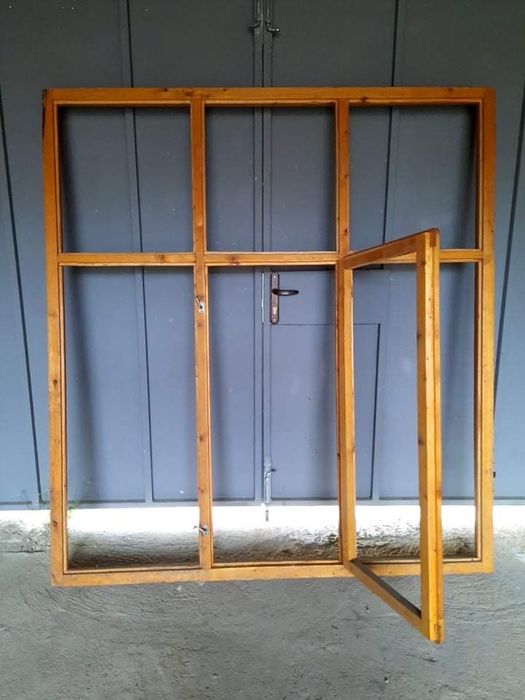 Дървен троен прозорец с отваряемо средно крило (чам)