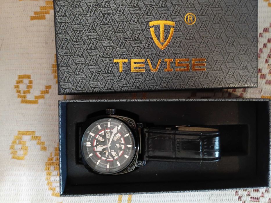 Часы механические с автоподзаводом.