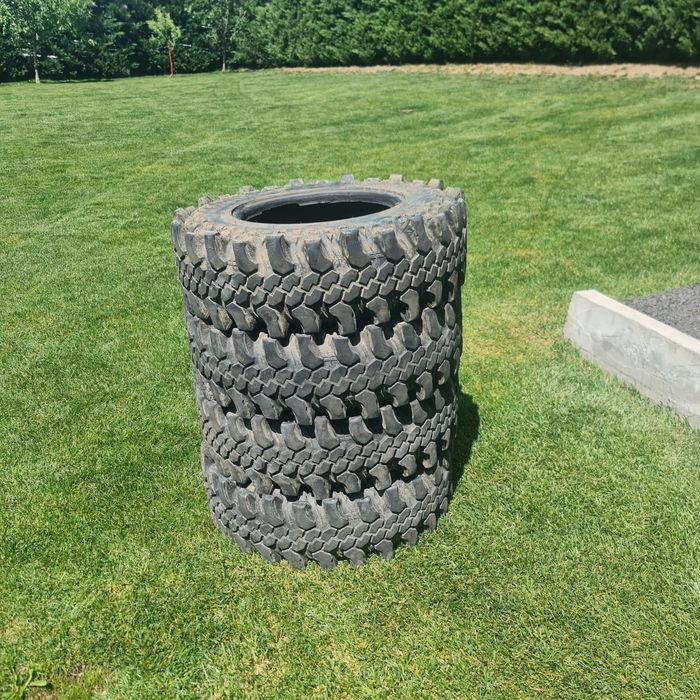 Cauciucuri off-road in stare bună de funcționare