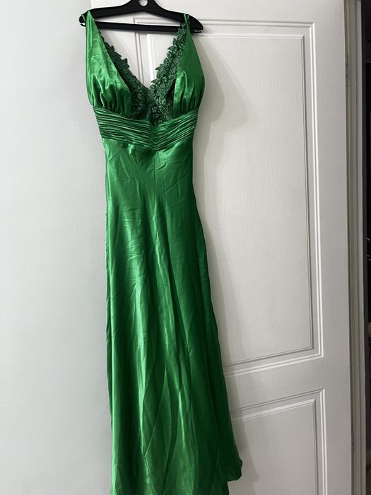 Атласовое шикарное платье