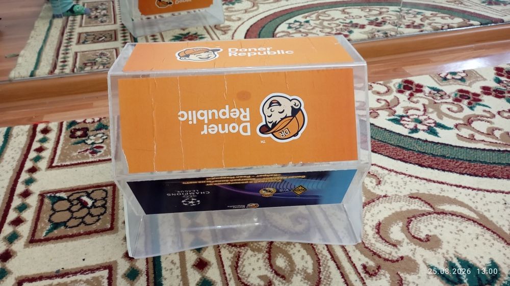 Одежда, детский стульчик, ковер, стол, обувь
