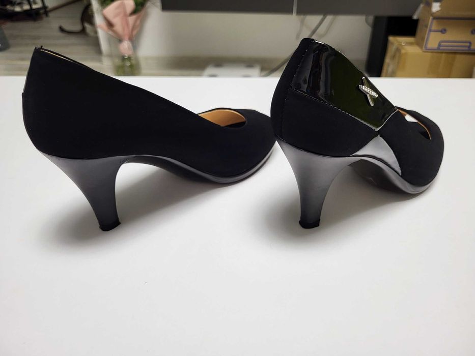 Pantofi de Damă negri din Piele Întoarsă – Eleganță și Confort, Ca Noi