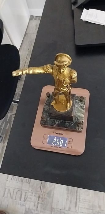 Бронзова фигура на офицер