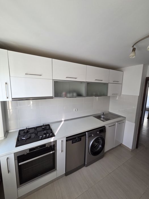 Ofer spre inchiriere 3 camere in zona Trapezului