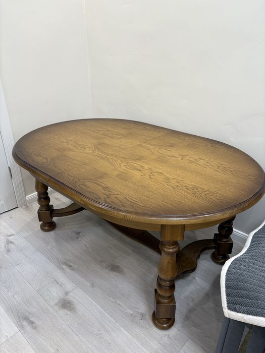 Стол дубовый в хорошем состоянии