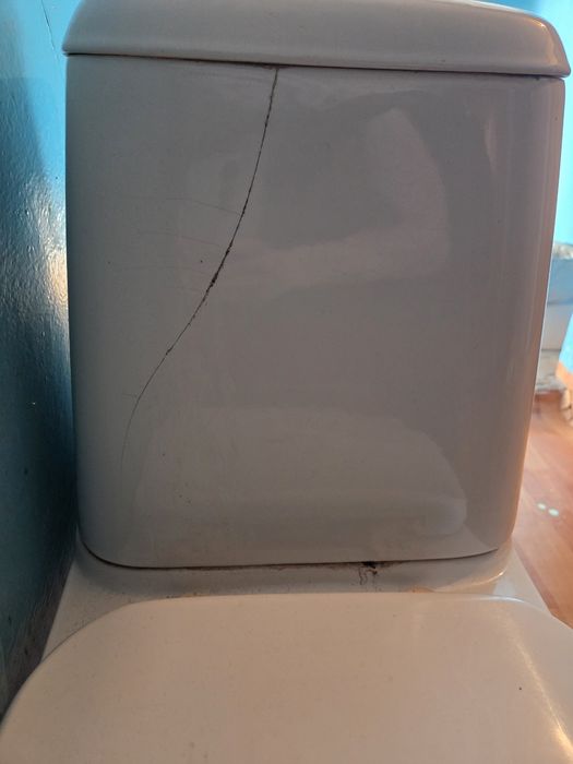 Отдам даром унитаз. На банке трещины.