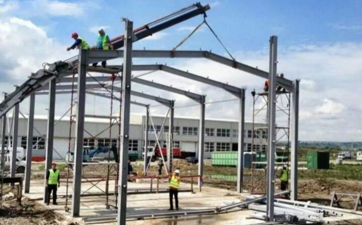 Vand hala metalică cu următoarele dimensiun 10+35  :
10m lățime cu.
3