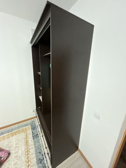 Шкаф 3есікті,есіктері сынық