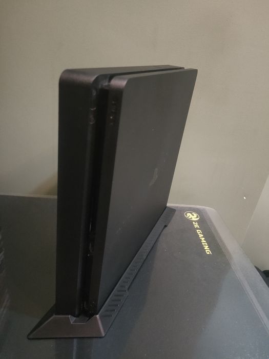 Ps4 slim с 2 джоистиком и аксессуары
