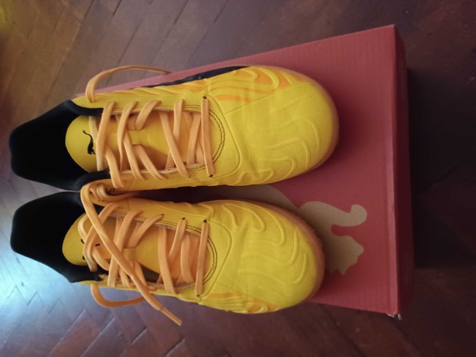 Обувки футболни стоножки Puma 40 номер и Umbro 37 номер