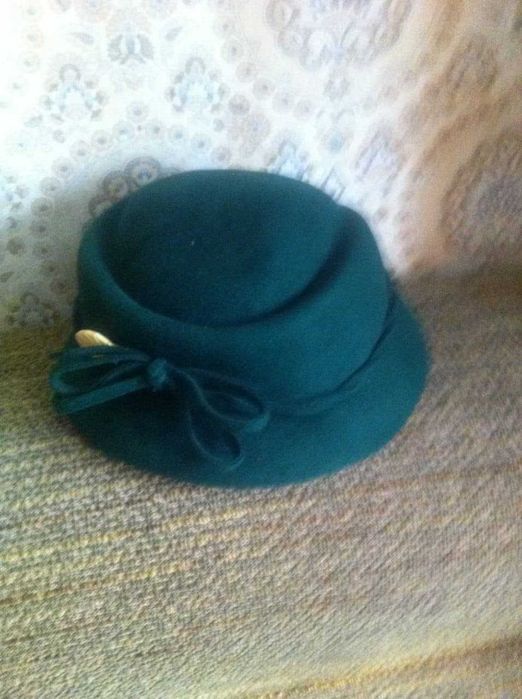 шляпки 50-х годов из фетра и бархата,украшенные янтарем,перламутром