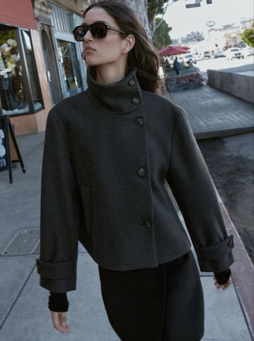 Короткое пальто серое