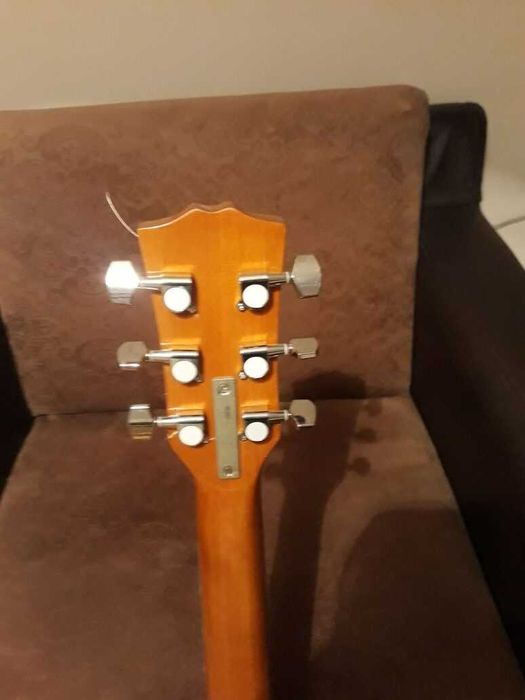 Продам аккустическую гитару.