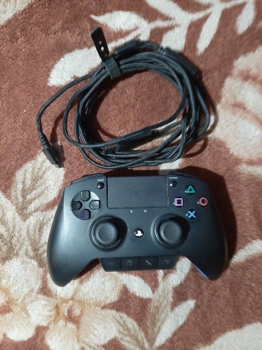 Vând manetă profesional Razer Raiju PS4/PC în stare bună estetică