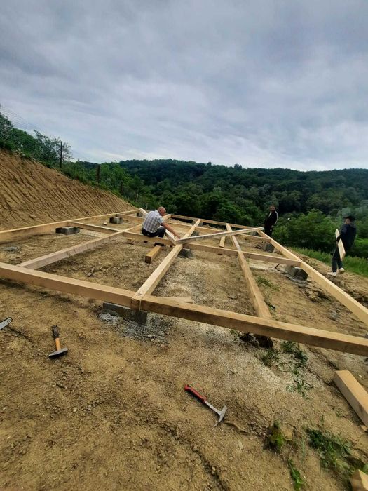 Casa si Cabana din structura de lemn in forma literei A la comanda