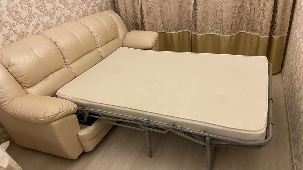 Продам кожаный диван