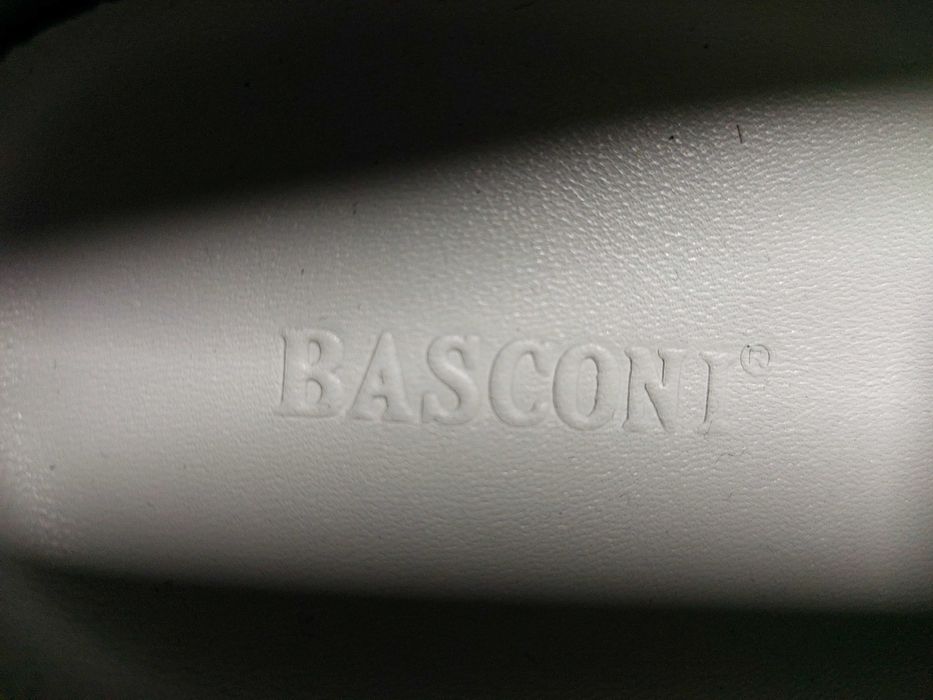 Продам новые летние белые мокасины