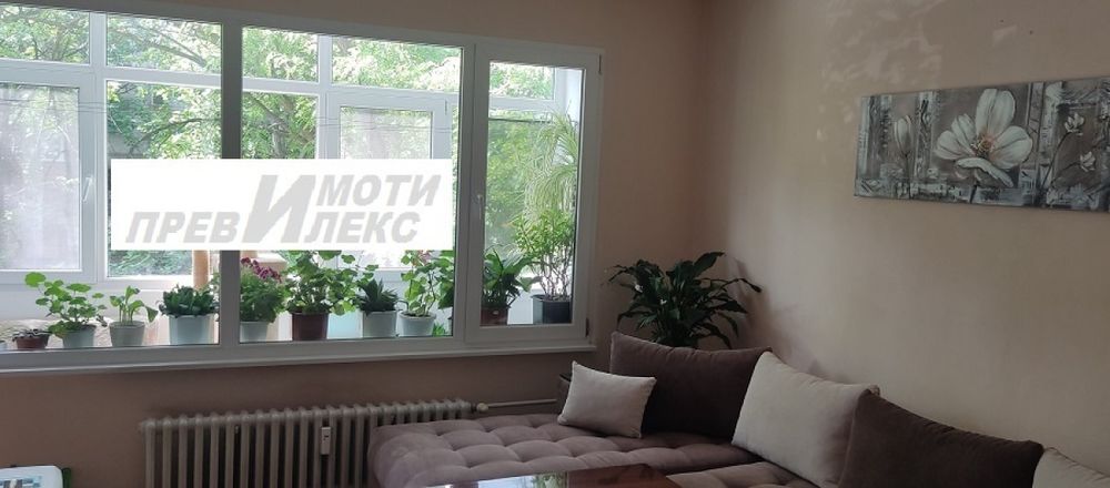 светъл апартамент с три стаи и отделна кухня