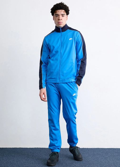 Мъжки Екип Nike

Чисто ново с етикети.

Размер L

Цена 119 лв.