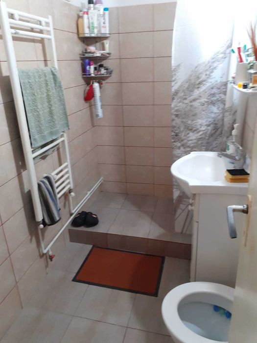 Apartament decomandat cu 2 camere, situat la etajul 2, într-o zonă liniștită