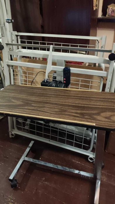 болнично електрически легло и помощна масичка