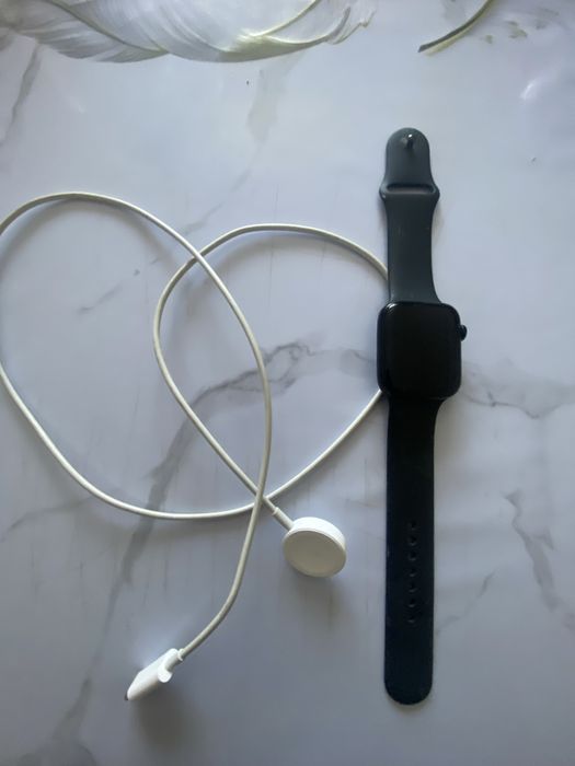 Продам Apple Watch SE(GPS 2-го поколения)