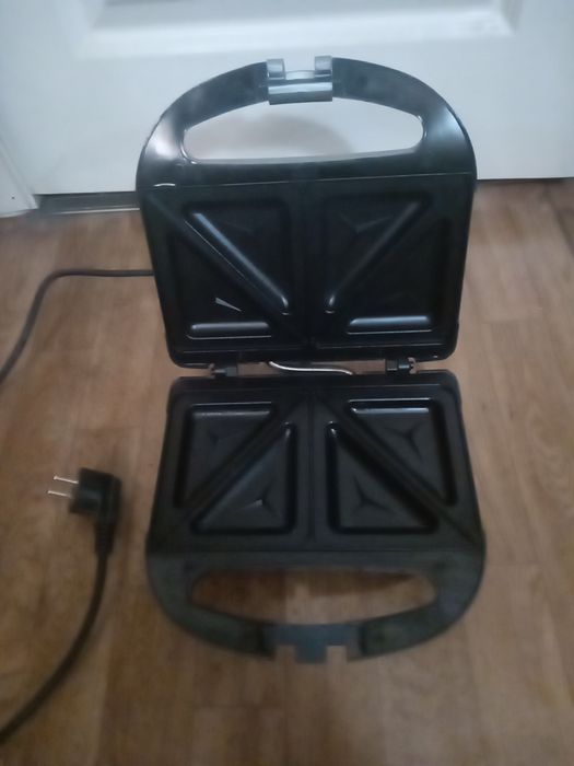 Вафельница оладьи . Недорого