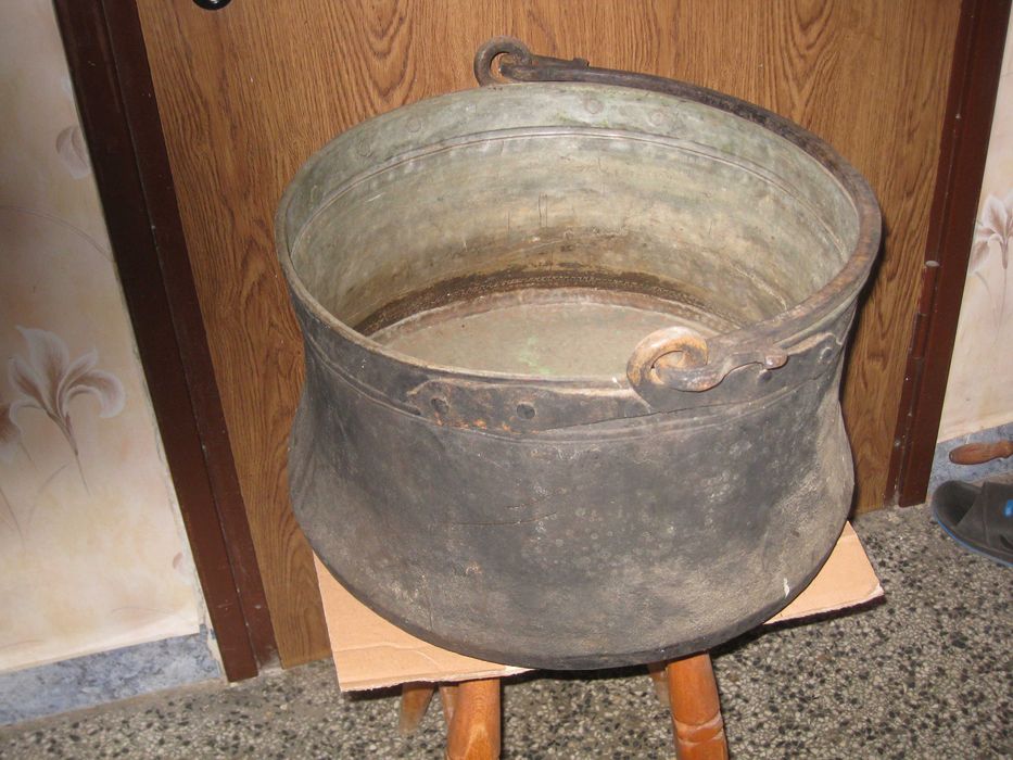 Стар, голям котел, бакър.
Стар, голям котел, бакър.
Пращам по Еконт.