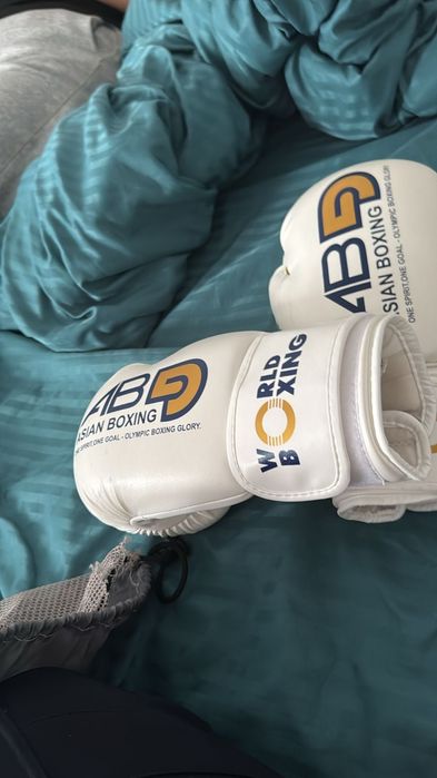 Перчатка World Boxing