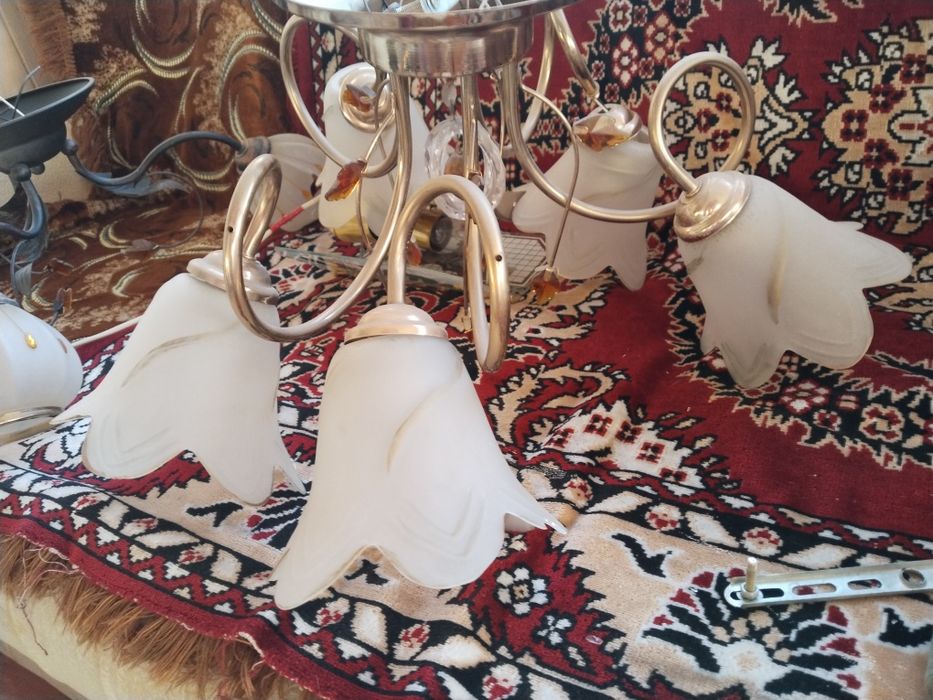 Продам люстры и ночник