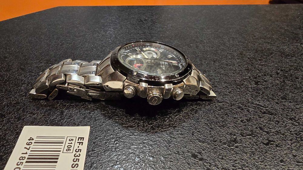 Продавам часовник Casio Edifice EF-535SP-1AVDF
