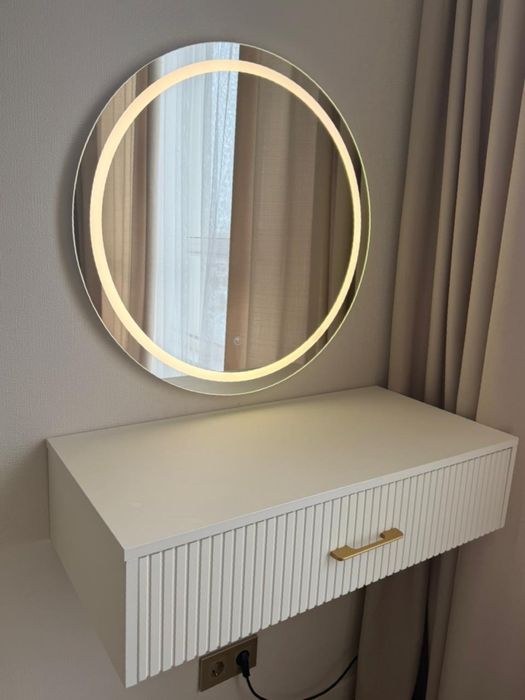 Продам навесной туалетный столик