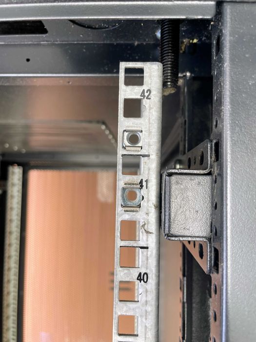 Комуникационен/Сървърен шкаф 42U 600x1000 (TOTEN, Черен) в пълна окомплектовка с крачета + 2 броя ключове (доставя се сглобен)