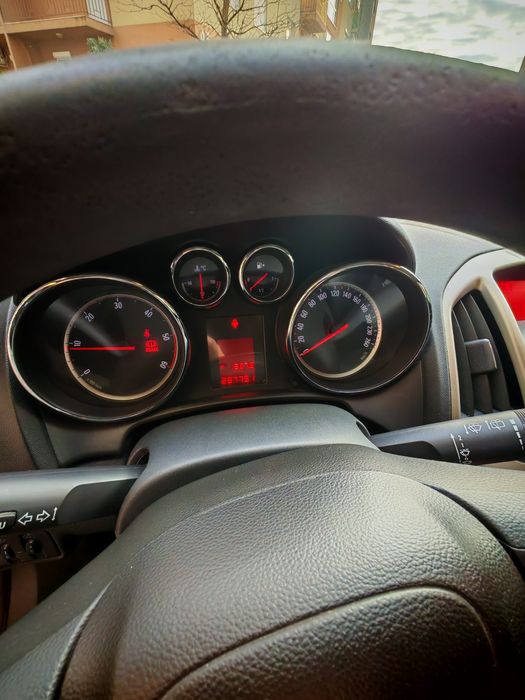 Vând sau schimb  Opel Astra j an fab 2011!