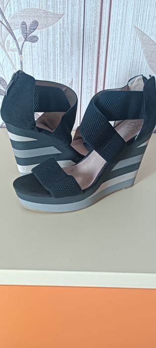 Босоножки на танкетке