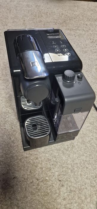 Nespresso DeLonghi cu capsule.