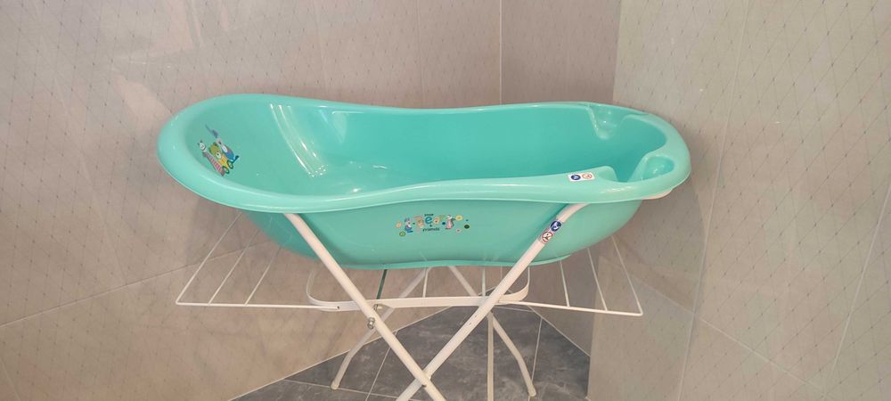 Бебешка вана със стойка и подложка за къпане.