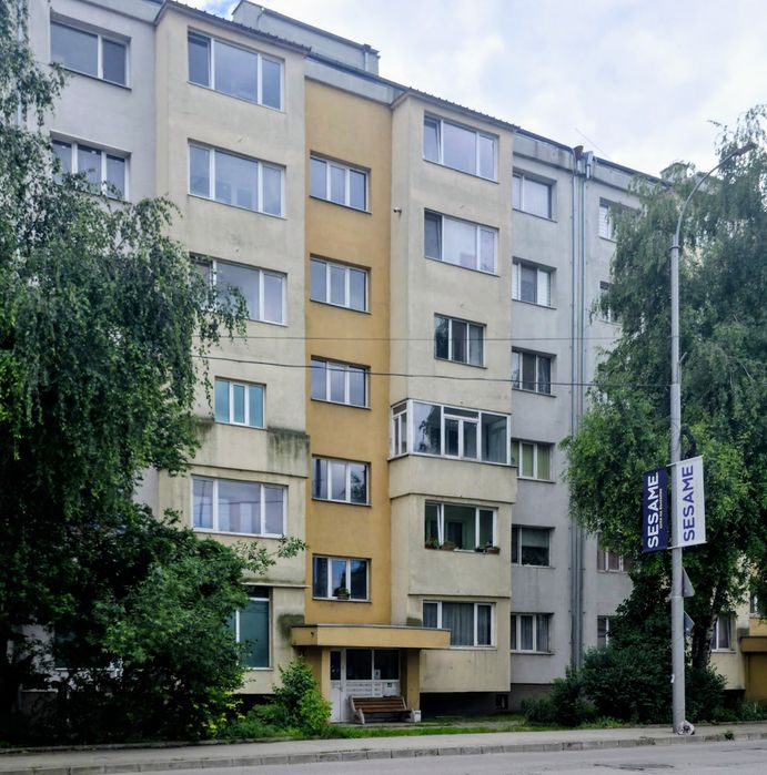 Продава се 2-ст. апартамент в саниран блок в жк. Димова махала, гр. Перник