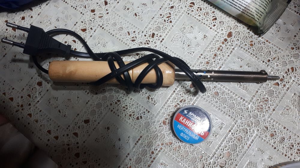 Лампочка большая. Паяльник.