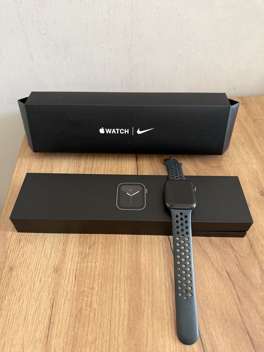 Часы Apple Watch SE Nike