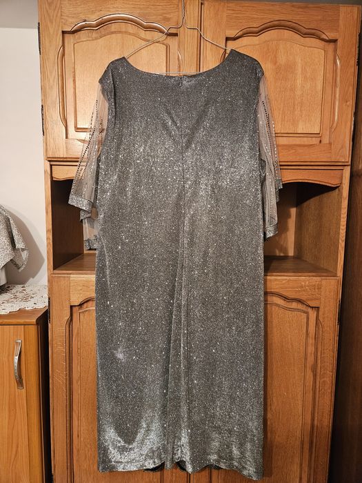 Vând rochie nouă,mărime 54,elastică.