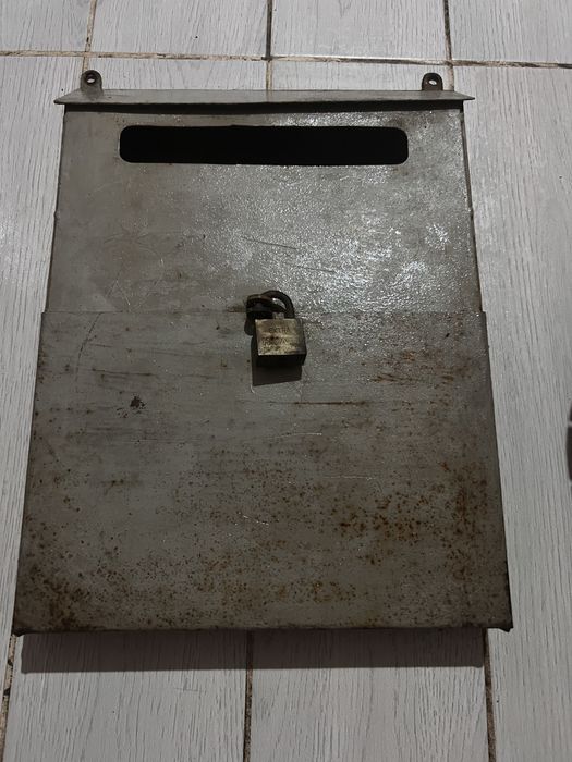 Почтовый ящик железный