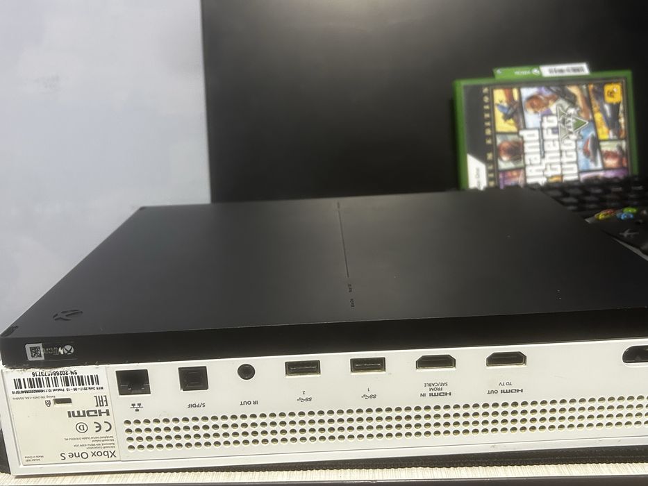 Xbox One S 512GB + GTA 5 + 2 контролера