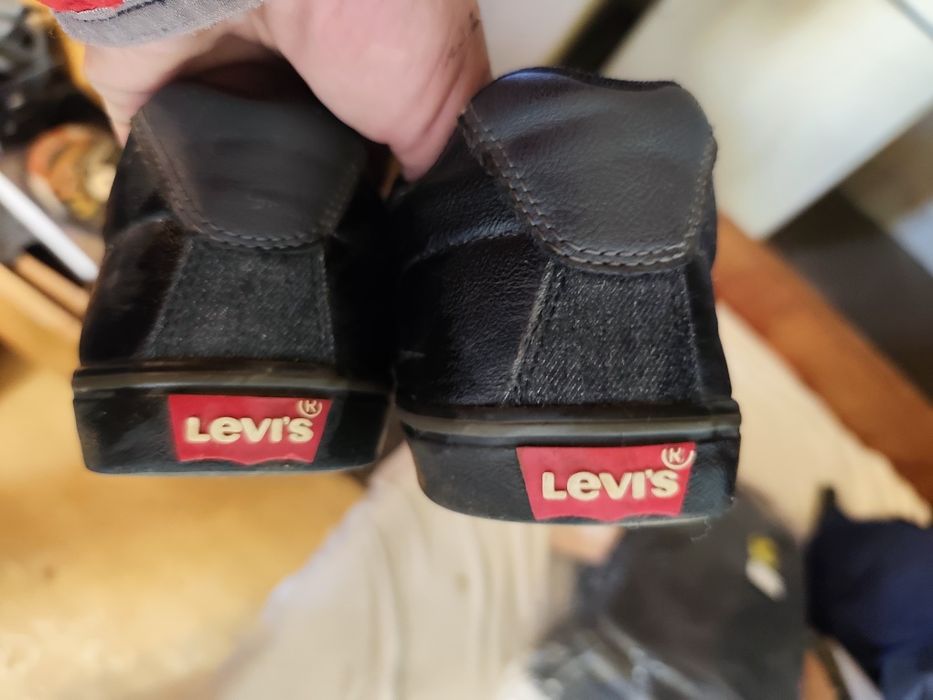 Кецове Levis-Естествена кожа носени са 2 седмици нямат забележки