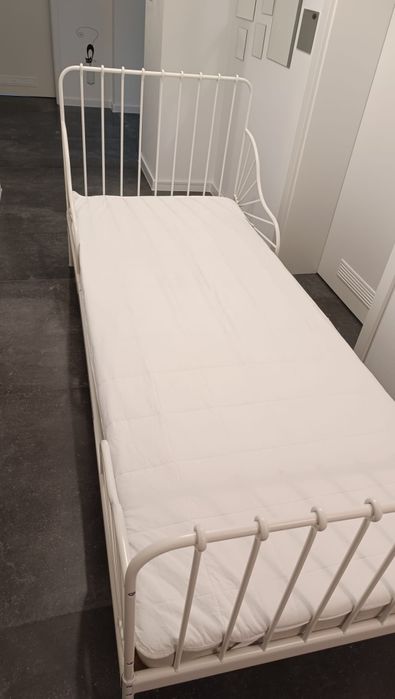 Vand toate la acest pret pat metalic 200x80 cm + somiera lemn + saltea arcuri + protectie